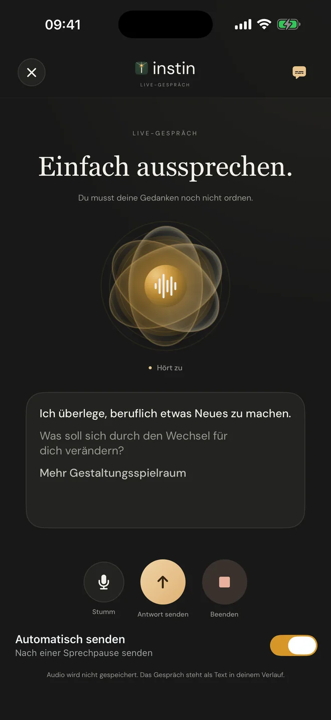 Live-Gespräch in instin mit leuchtender Sprachkugel und mitgeschriebenem Text